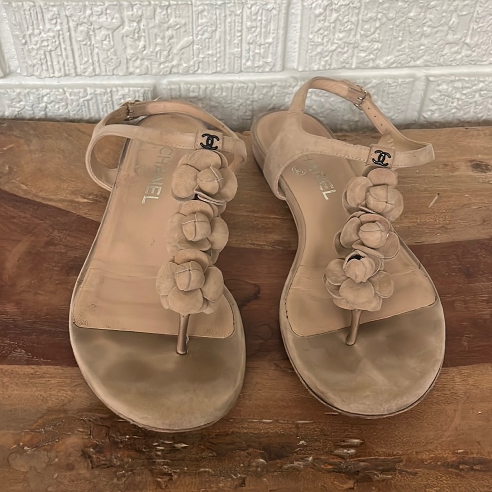 CHANEL Thong Beige Suede Sandals with Flowers